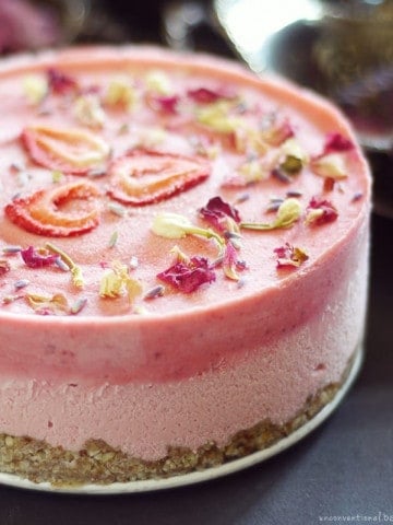 Strawberry Lime Macadamia Cheesecake (Free from: gluten & grains, dairy, eggs, soy, refined sugards, baking :). ...and even cashews!)