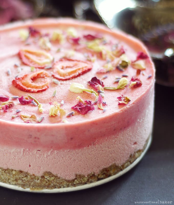 Raw Strawberry Lime Macadamia Cheesecake (Free from: gluten & grains, dairy, eggs, soy, refined sugars, baking :). ...and even cashews!)